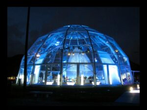 Cúpula transparente con efectos luminosos
