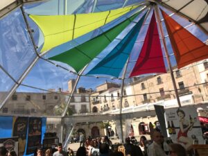Cúpula transparente con elementos decorativos
