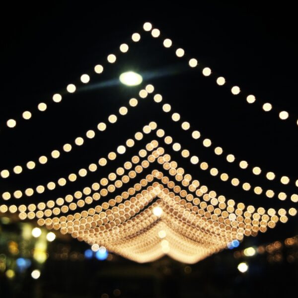 blurred-light-bulbs