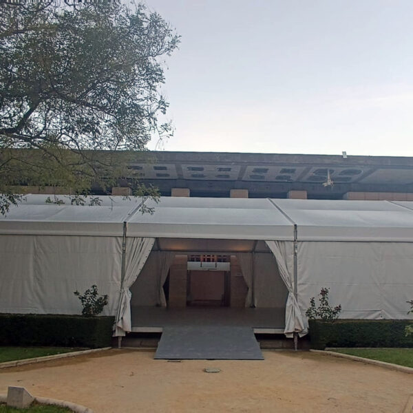 Exterior entrada lateral de carpa