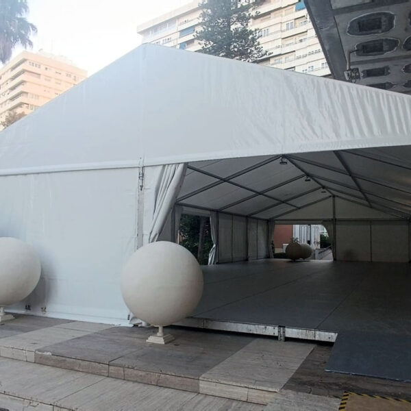 Exterior entrada frontal de carpa rectangular