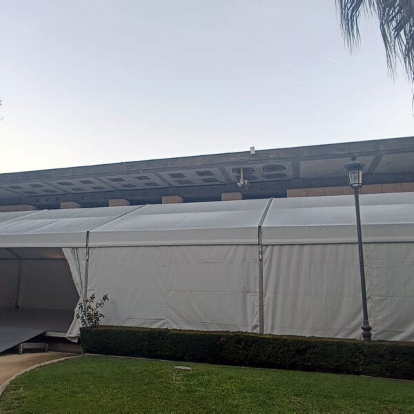 Exterior entrada lateral de carpa rectangular