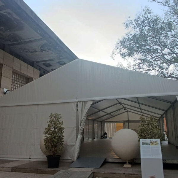 Exterior entrada frontal de carpa rectangular