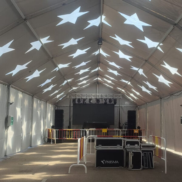 Interior de carpa cerrada con techo de estrellas