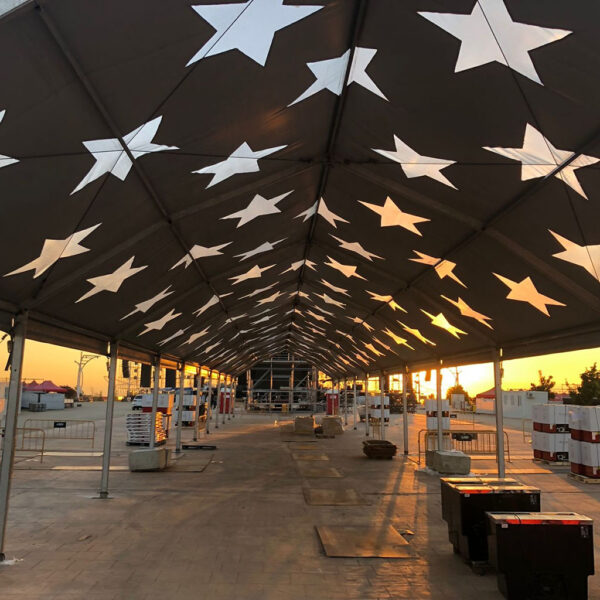 Exterior de carpa cerrada con techo de estrellas