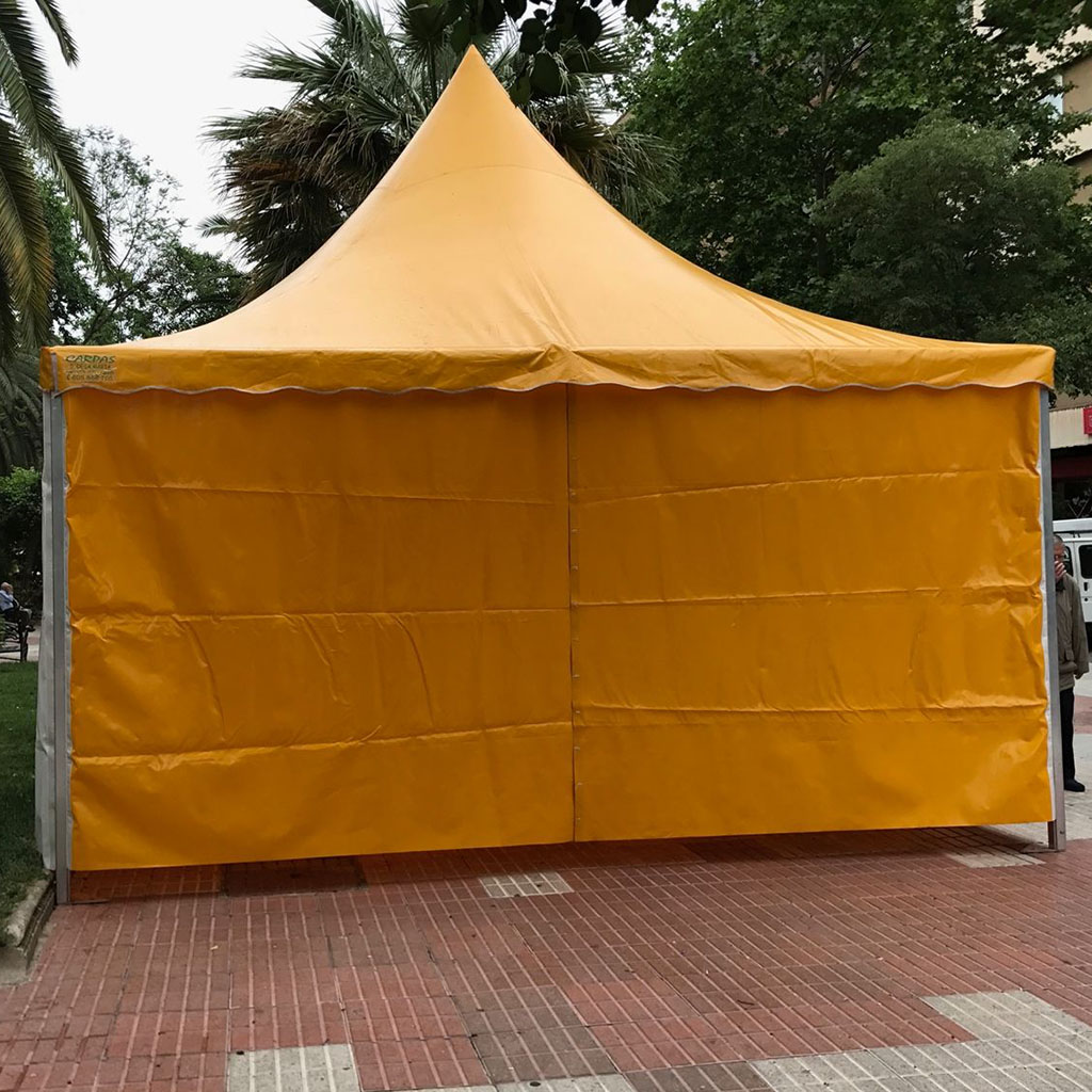 Quiosco de lona amarillo