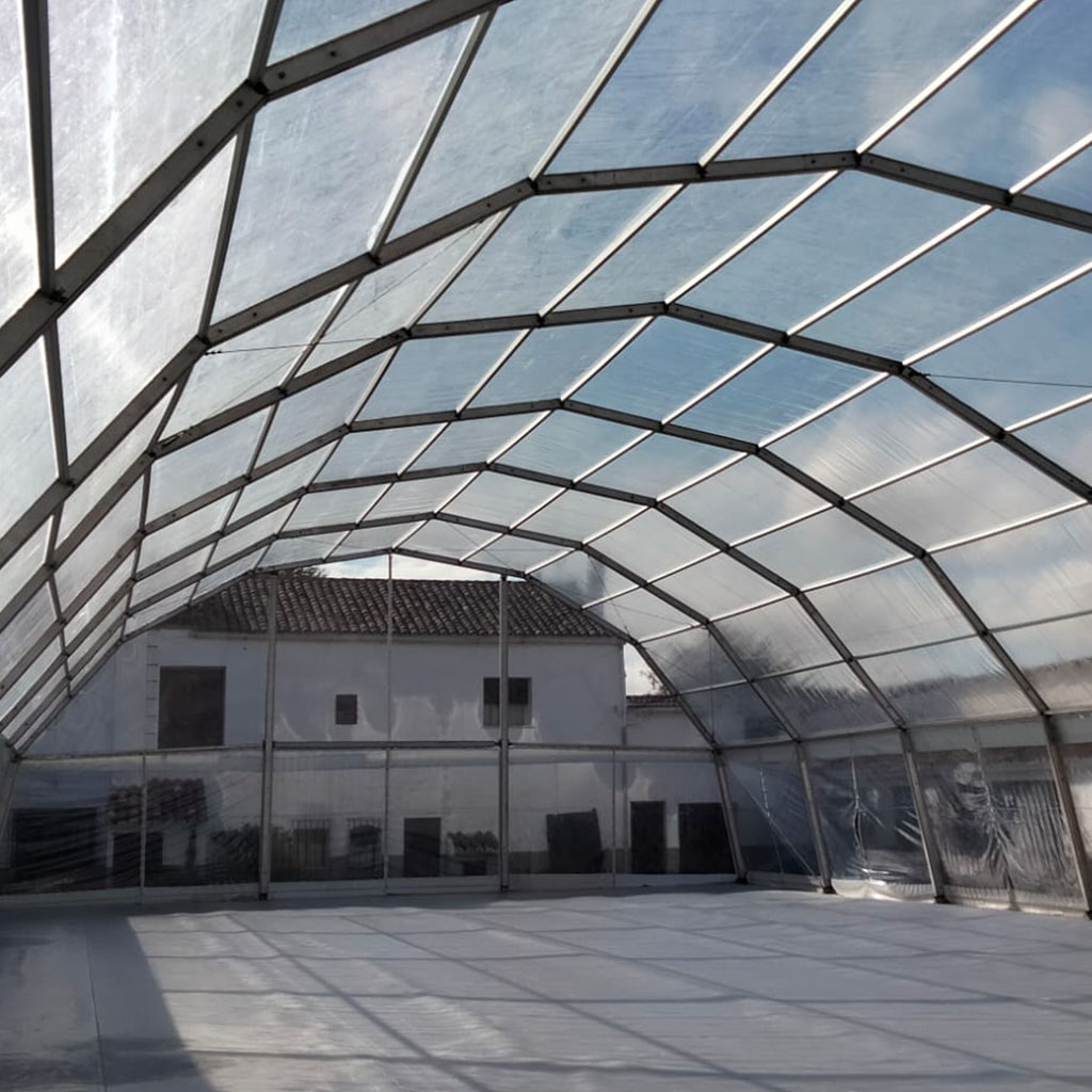 Interior de cubierta transparente semicircular