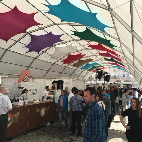 Cúpula alargada abierta al público con elementos decorativos