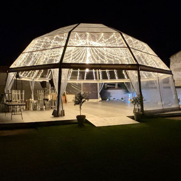 Exterior cúpula transparente iluminada