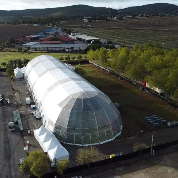 Exterior cúpula semitransparente alargada