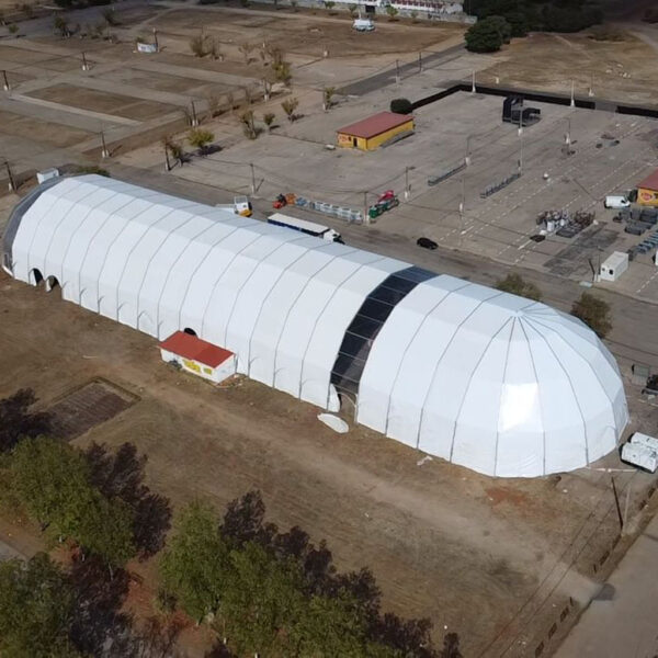 Exterior cúpula semitransparente alargada