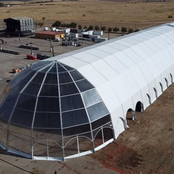Exterior cúpula semitransparente alargada