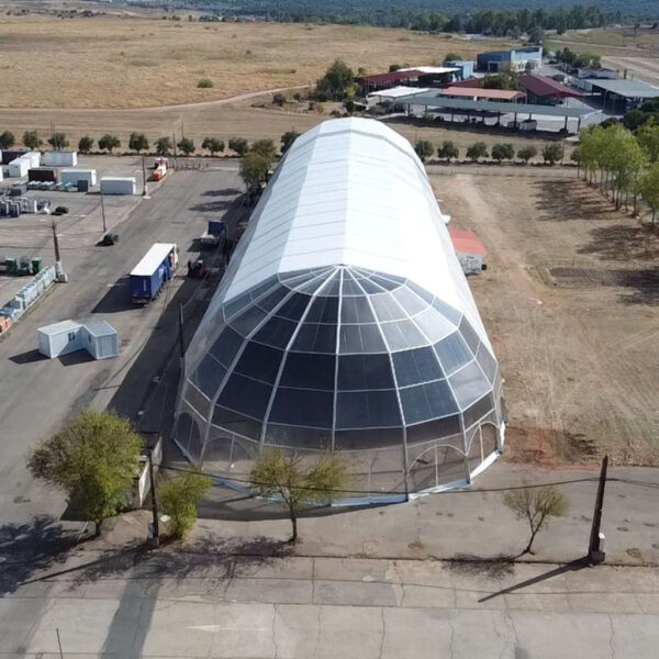 Exterior cúpula semitransparente alargada