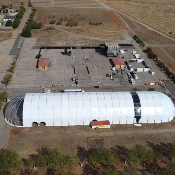 Exterior cúpula semitransparente alargada