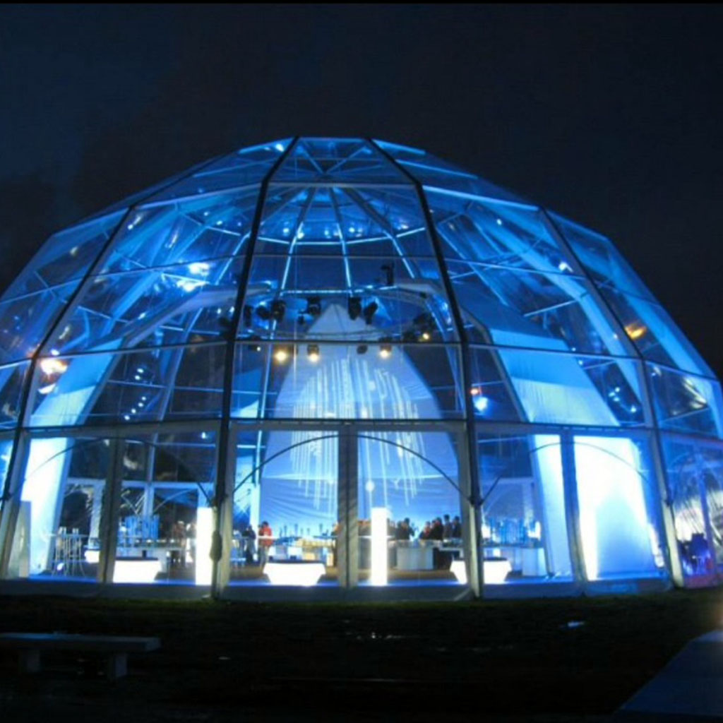 Exterior cúpula transparente en auditorio