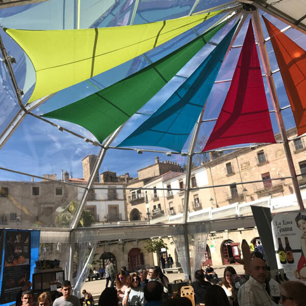 Cúpula transparente con elementos decorativos