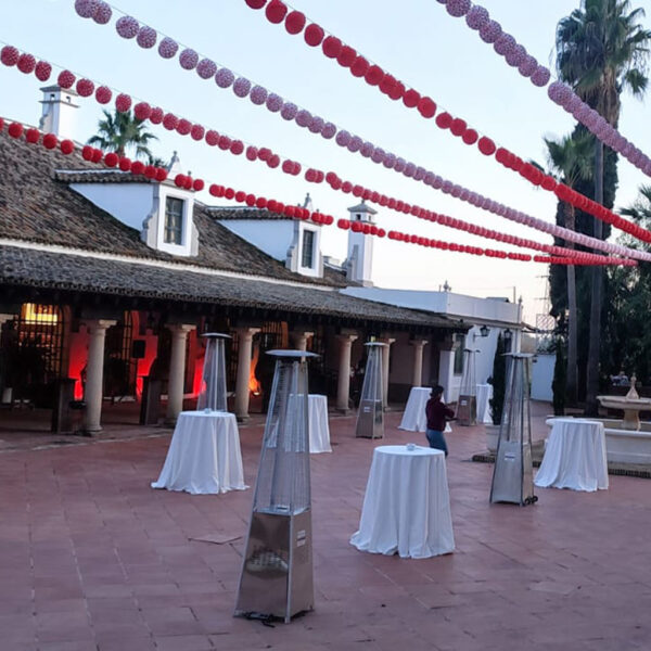 Mobiliario decorativo de farolillos y mesas