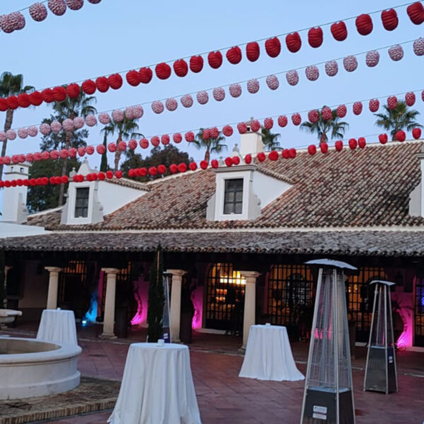 Mobiliario decorativo de farolillos y mesas