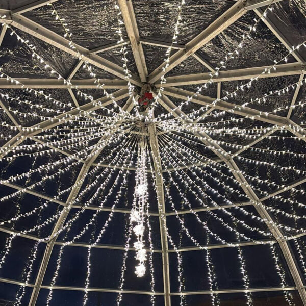 Interior cúpula transparente iluminada
