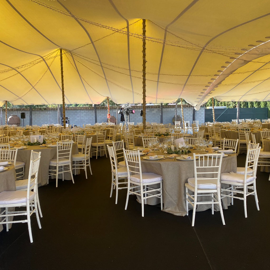 Interior de jaima en una celebración