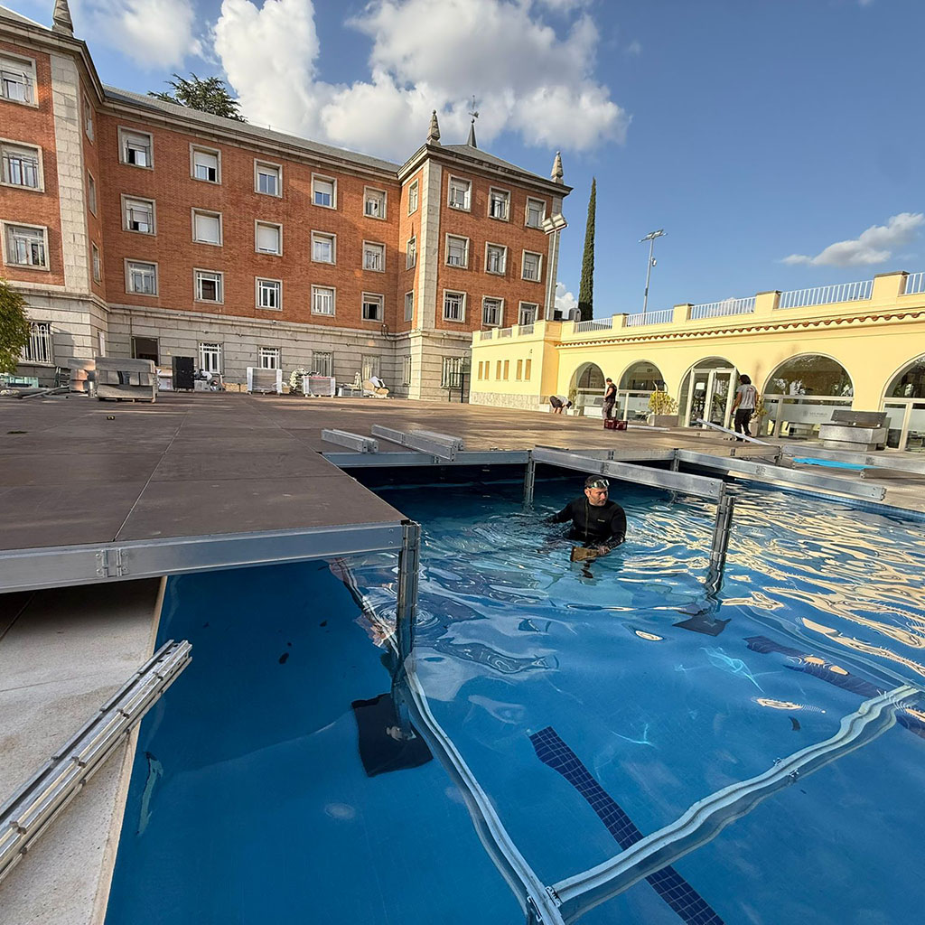 Tarima flotante sobre piscina