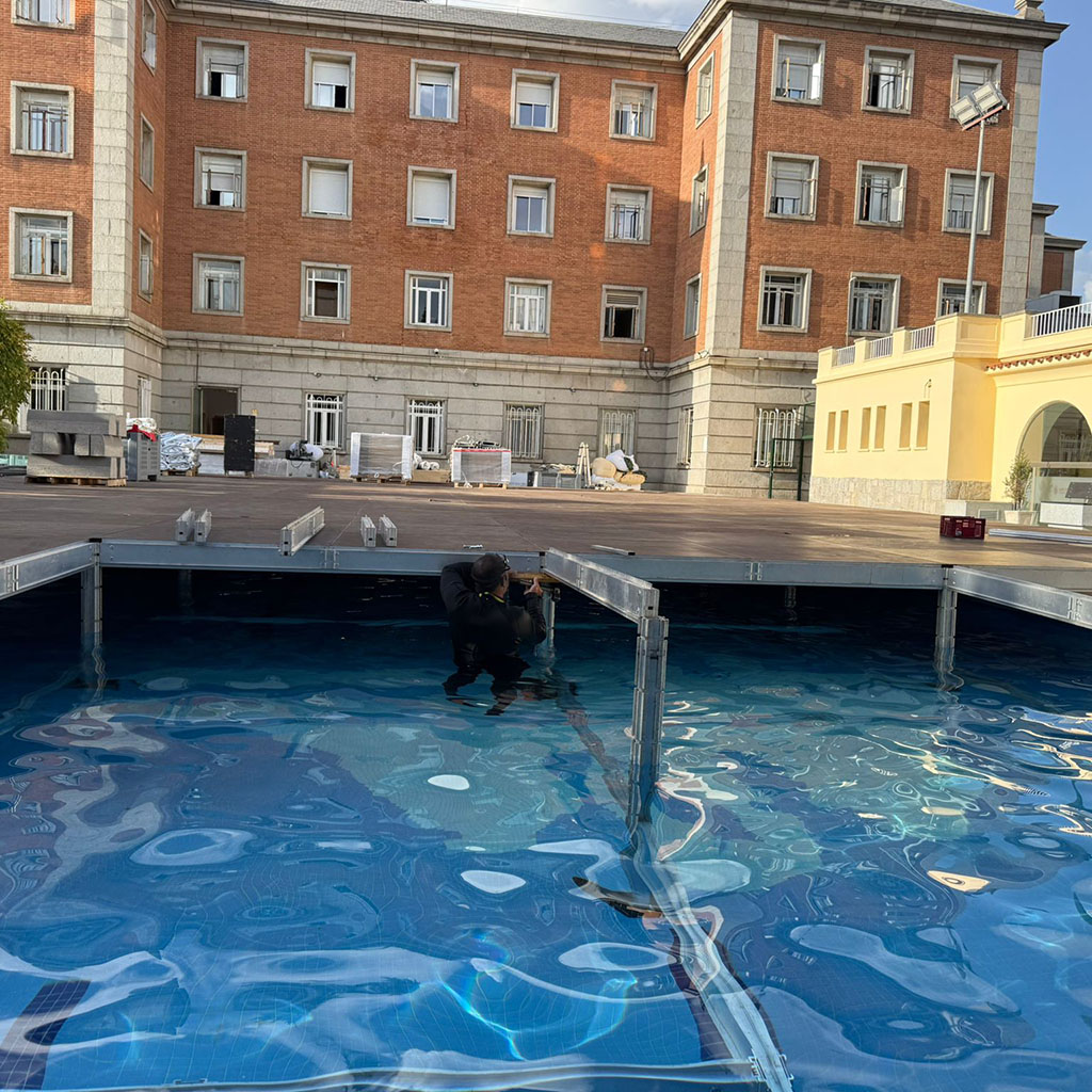Tarima flotante sobre piscina
