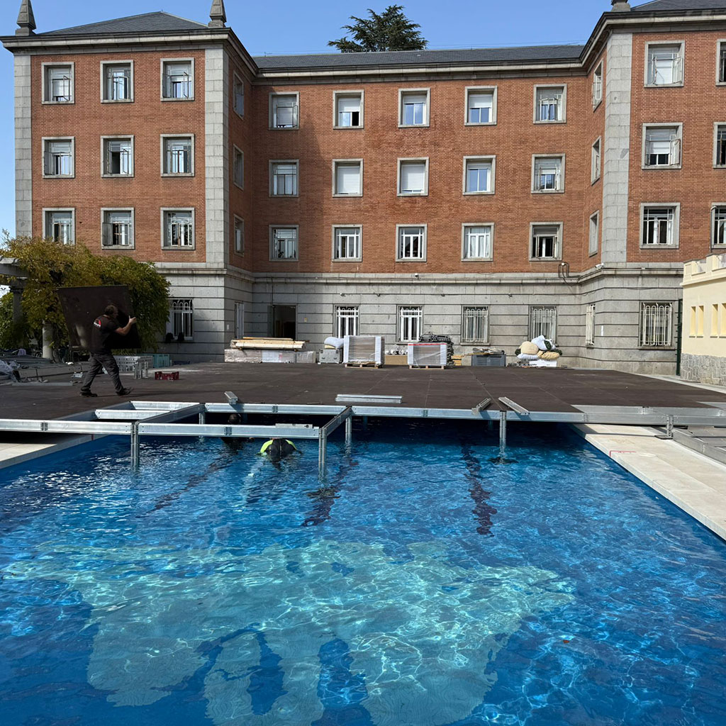 Tarima flotante sobre piscina