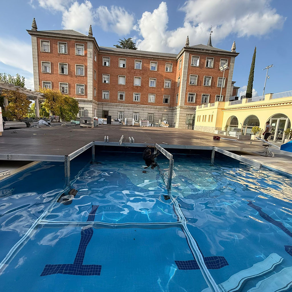 Tarima flotante sobre piscina