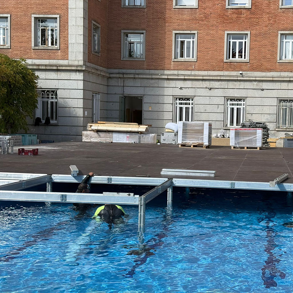 Tarima flotante sobre piscina