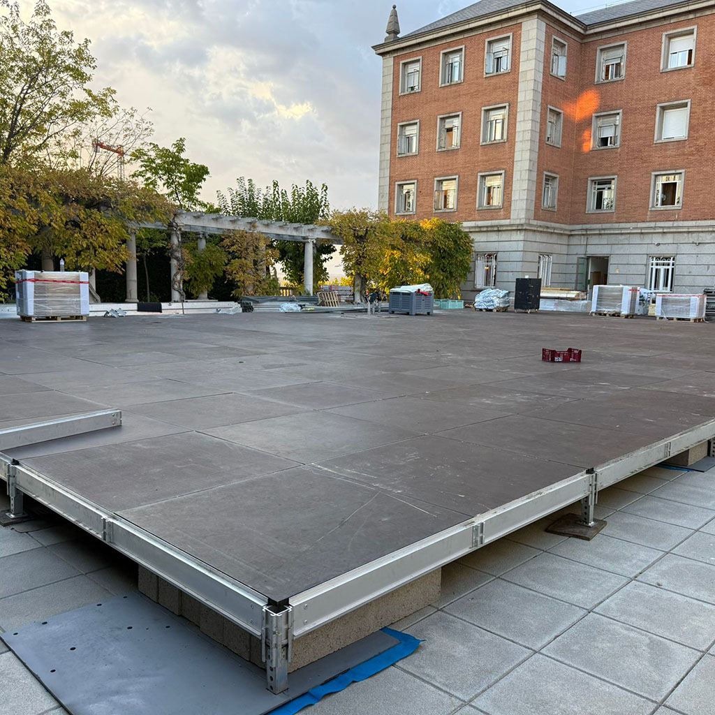Tarima flotante sobre piscina