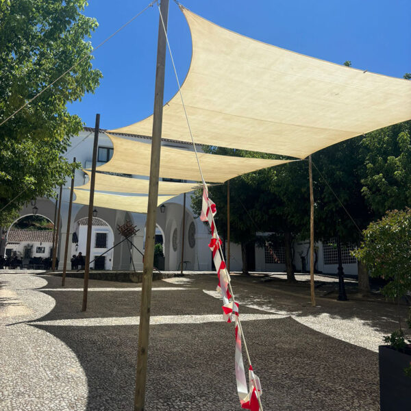Toldo de estructura asimétrica