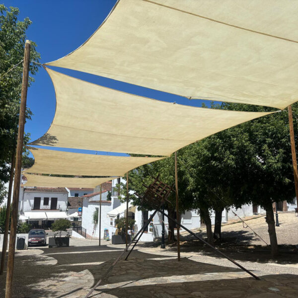 Toldo de estructura asimétrica