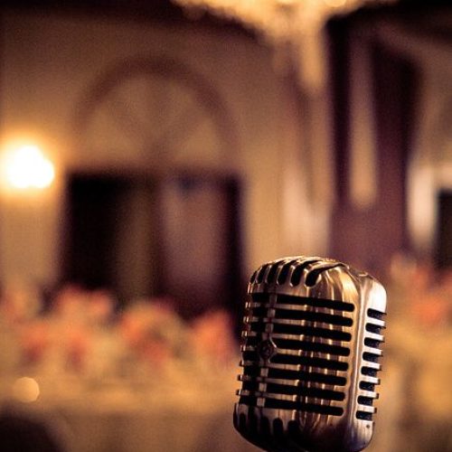Micrófono clásico para eventos