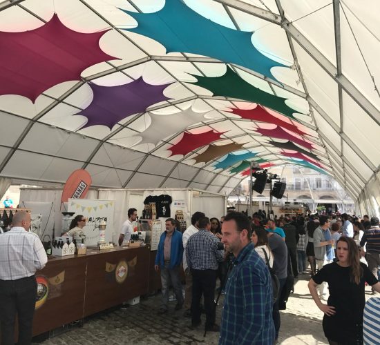 Cúpula alargada abierta al público con elementos decorativos