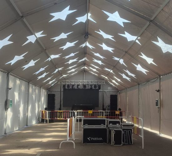 Interior de carpa cerrada con techo de estrellas