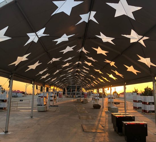 Carpa abierta con elementos decorativos