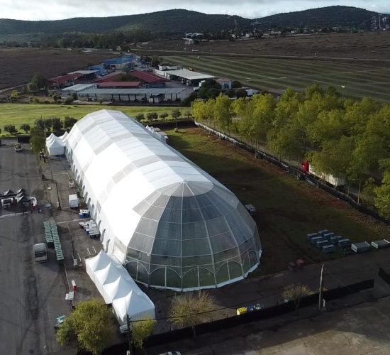Cúpula cubierta alargada semitransparente para eventos y celebraciones